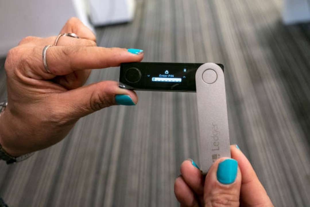 加密货币冷钱包与热钱包对比示意图