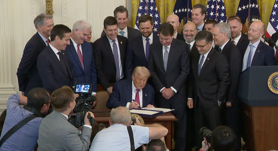 特朗普总统签署GENIUS法案