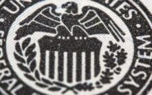 1月通胀率降至2.4%，但美联储警告：服务业通胀仍是“危险信号”