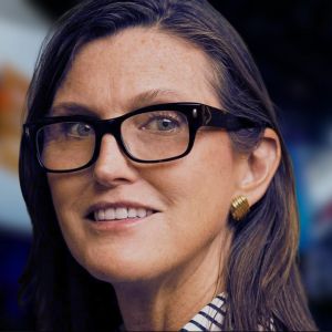 “木头姐”凯茜·伍德警告：AI将引发快速通缩冲击，比特币是解决方案