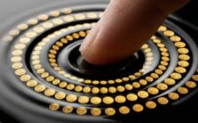 中东紧张局势引发亚洲市场剧烈波动，加密货币展现相对稳定