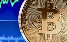 比特币强势反弹至73,000美元，ETF资金流入与衍生品活动成主要驱动力